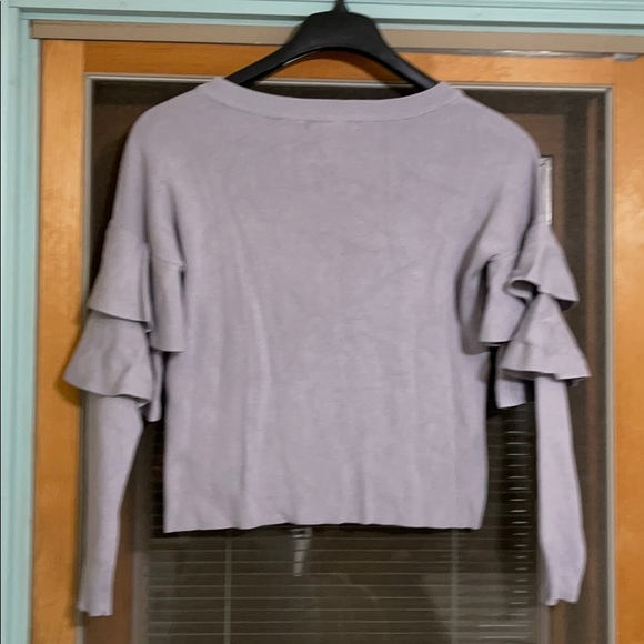 ROMEO & JULIET COUTURE RUFFLE SLEEVES LAVENDER CROP SWEATER - Picture 4 of 10